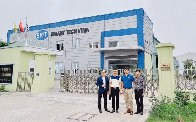 Ông Nguyễn Mạnh Hải (thứ hai từ trái qua phải)- Chủ tịch Hội đồng Quản trị, Tổng Giám đốc Công ty Cổ phần Thịnh Phát-Group cùng Ban lãnh đạo Công ty chụp ảnh lưu niệm tại cửa Nhà máy.