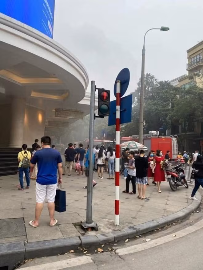 Lực lượng chữa cháy tại chỗ đã triển khai dập lửa đồng thời báo tin đến lực lượng cứu hỏa chuyên nghiệp qua tổng đài 114.