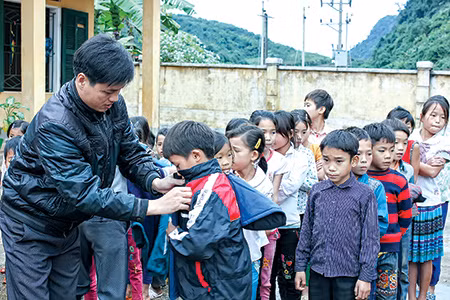 Những chiếc áo ấm của đoàn viên, thanh niên huyện Vũ Thư, Thái Bình được trao cho trẻ em huyện Tủa Chùa tỉnh Điện Biên trong những ngày giá rét-Nguồn ảnh: Báo Thái Bình. Những chiếc áo ấm của đoàn viên, thanh niên huyện Vũ Thư, Thái Bình được trao cho trẻ em huyện Tủa Chùa tỉnh Điện Biên trong những ngày giá rét-Nguồn ảnh: Báo Thái Bình.