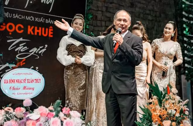 Nhạc sĩ Ngọc Khuê với những phút cao hứng trong đêm nhạc "Tình yêu tự hát".