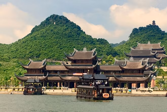 Thuyền đưa phật tử vào chùa Tam Chúc.