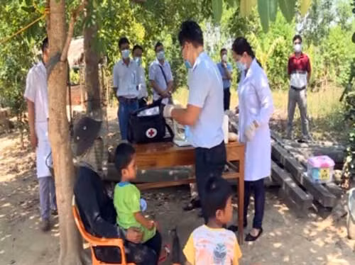 Ngành y tế thực hiện lấy mẫu xét nghiệm dịch bạch hầu cho trẻ ở Quảng Trị.