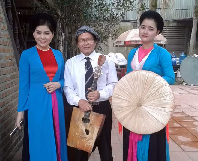 Nhạc sĩ, Nghệ sĩ Ưu tú Xuân Ba cùng nhóm đi biểu diễn ở nhiều nhà hàng của Hà Nội. Nhạc sĩ, Nghệ sĩ Ưu tú Xuân Ba cùng nhóm đi biểu diễn ở nhiều nhà hàng của Hà Nội.
