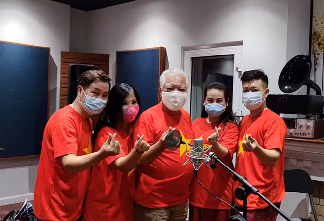 NSƯT Lê Chức và nhóm nghệ sĩ cải lương miền Bắc thể hiện MV “Nước mắt và nụ cười”.
