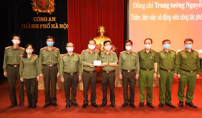 Thứ trưởng Nguyễn Văn Sơn tặng quà, động viên Công an TP Hà Nội.