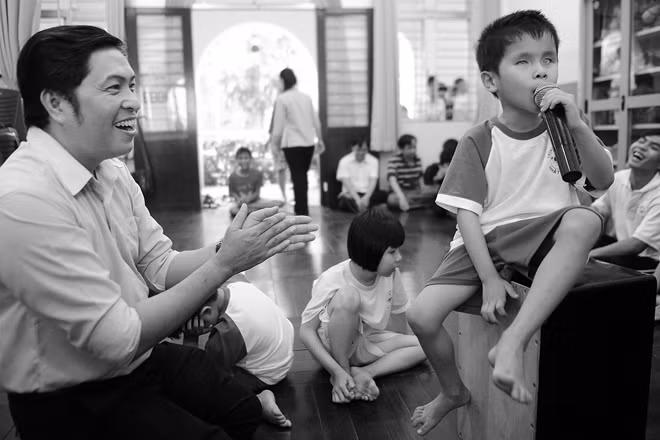 Nghệ nhân Minh Đức mang tình yêu đờn ca tài tử đến với các em nhỏ ở một trung tâm nuôi dạy trẻ khuyết tật.
