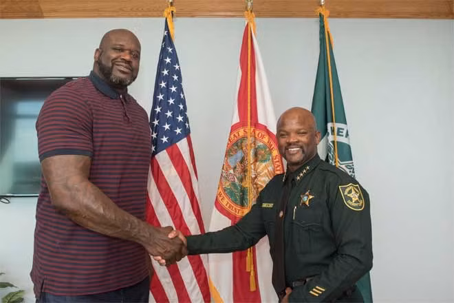 Shaquille O'Neal chụp ảnh cùng Cảnh sát trưởng Tony của Hạt Broward.