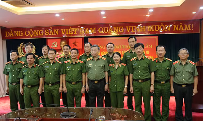 Bộ trưởng Tô Lâm cùng các đại biểu tại buổi làm việc.
