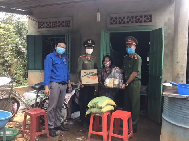 Công an huyện Đắk R’lấp phối hợp trao quà cho các hộ dân tại xã Quảng Tín.