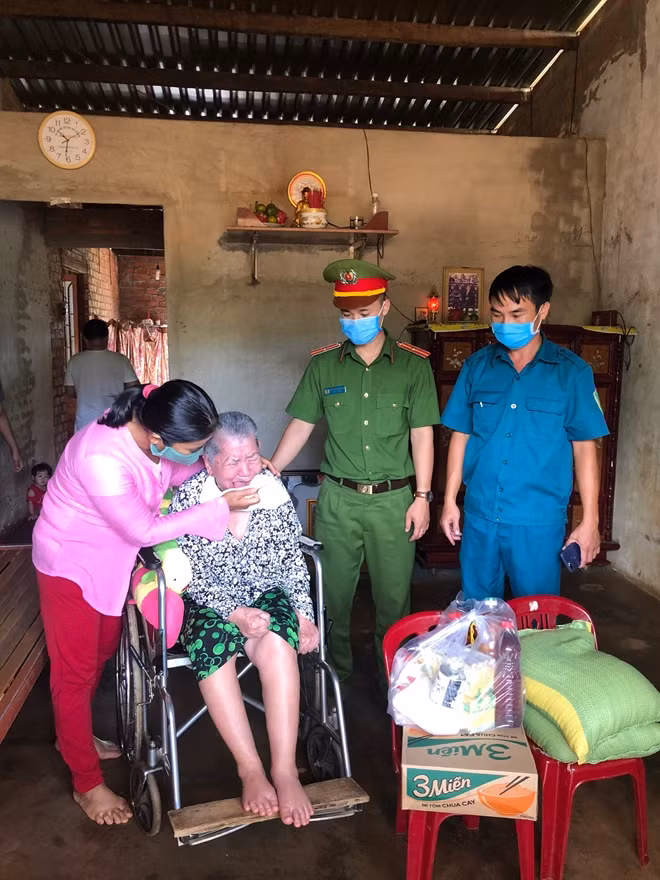 Công an huyện Đắk R’lấp phối hợp trao quà cho các hộ dân tại xã Đắk Ru.