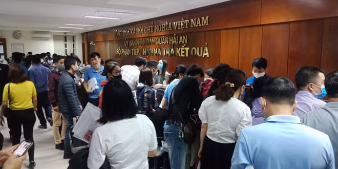 Hàng trăm người chen chúc nhau để xin giấy phép cho phương tiện.