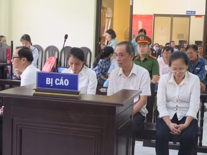 Các bị cáo tại tòa.