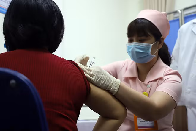 Tiêm thử nghiệm lâm sàng vaccine COVIVAC. Tiêm thử nghiệm lâm sàng vaccine COVIVAC.