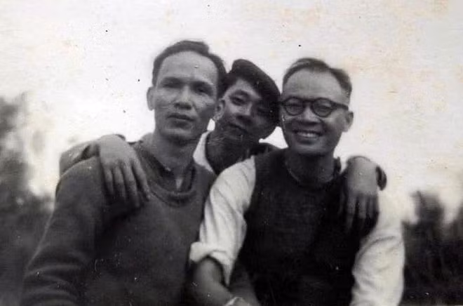 Ông Khuất Duy Tiến (bìa trái) tại chiến khu Việt Bắc. Ông Khuất Duy Tiến (bìa trái) tại chiến khu Việt Bắc.