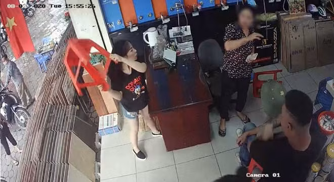 Hình ảnh (cắt từ camera an ninh) đối tượng Cao Thị Nhàn dùng ghế đánh vào người chị N.T.T vào ngày 4/8/2020. Hình ảnh (cắt từ camera an ninh) đối tượng Cao Thị Nhàn dùng ghế đánh vào người chị N.T.T vào ngày 4/8/2020.