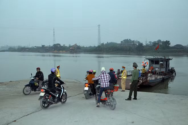 Lực lượng Công an làm nhiệm vụ điều tiết giao thông, nhắc nhở người tham gia giao thông đeo khẩu trang và giữ khoảng cách an toàn trên Bến Phà Tuần Mây.