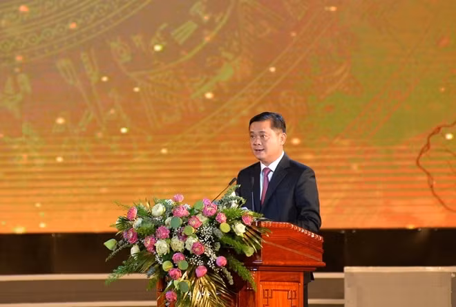 Đồng chí Thái Thanh Quý, Ủy viên dự khuyết Trung ương Đảng, Bí thư Tỉnh ủy trình bày diễn văn tại Lễ kỷ niệm 990 năm danh xưng Nghệ An.