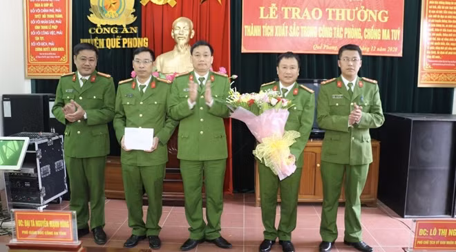 Lãnh đạo Công an tỉnh trao thưởng cho Công an huyện Quế Phong.