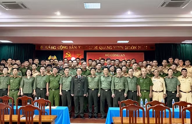 Các giảng viên, học viên tham gia lớp tập huấn.