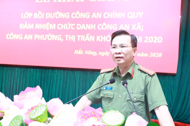 Đại tá Hồ Văn Mười – Giám đốc Công an tỉnh phát biểu tại lễ khai giảng.