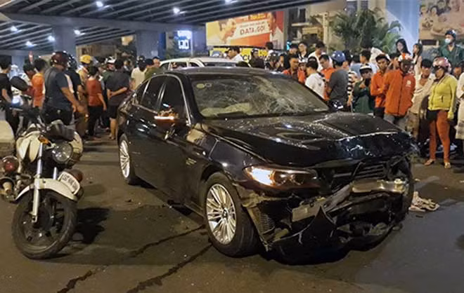 Chiếc xe BMW do một nữ doanh nhân vừa đi ra từ quán rượu lái gây tai nạn làm chết tại chỗ 1 người và bị thương 5 người.