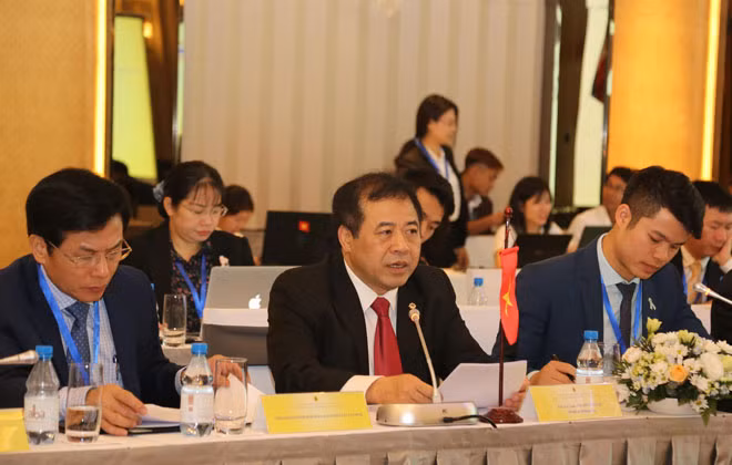 Phía Việt Nam do Trung tướng Phạm Văn Các, Cục trưởng Cục cảnh sát điều tra tội phạm về ma túy, Bộ Công an (ở giữa) phát biểu tại Hội nghị.