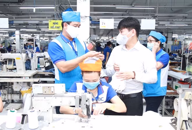 15 doanh nghiệp của Hà Nội sản xuất được 8 triệu chiếc khẩu trang vải kháng khuẩn/tháng, đáp ứng nhu cầu của người dân.