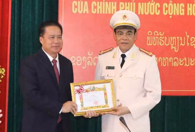 tỉnh trưởng Bô ly khăm xây (Lào) trao bằng khen của tỉnh cho đại tá Võ trọng Hải.