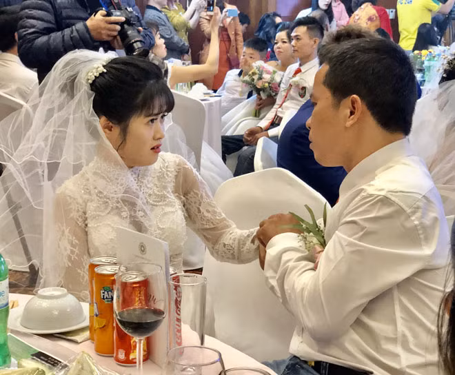 Vợ chồng anh Lâm - chị Hoa từ Quy Nhơn ra Hà Nội tham gia lễ cưới. Vợ chồng anh Lâm - chị Hoa từ Quy Nhơn ra Hà Nội tham gia lễ cưới.