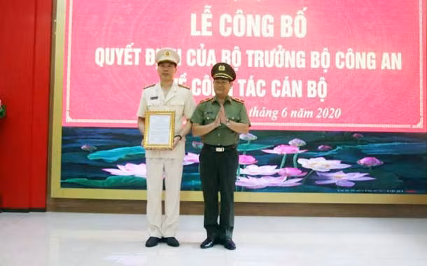 Thừa ủy quyền của Bộ Công an, Thiếu tướng Nguyễn Hữu Cầu, Giám đốc Công an tỉnh Nghệ An trao quyết định điều động, bổ nhiệm Phó Giám đốc Công an tỉnh đối với Đại tá Cao Minh Huyền. Ảnh: Trọng Tuấn