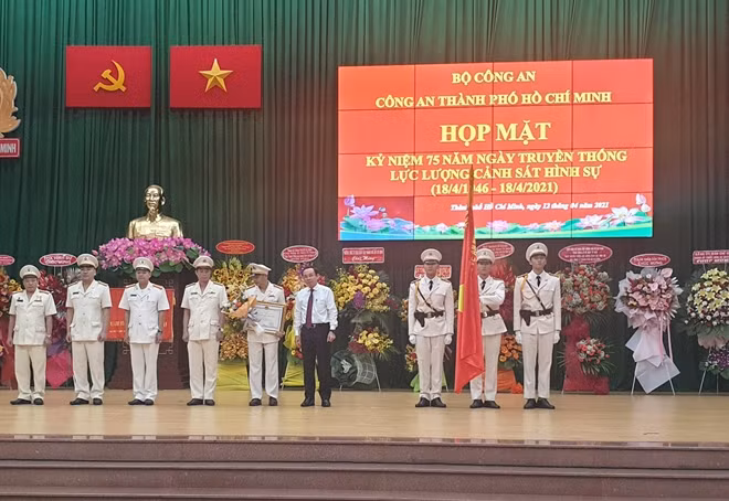 Thừa ủy quyền của Chủ tịch nước, đồng chí Nguyễn Văn Nên, Bí thư Thành ủy TP Hồ Chí Minh trao Huân chương Chiến công hạng Nhì cho Phòng Cảnh sát hình sự.