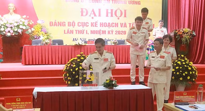 Các đại biểu bỏ phiếu bầu Ban Chấp hành Đảng bộ Cục Kế hoạch và Tài chính nhiệm kỳ 2020-2025