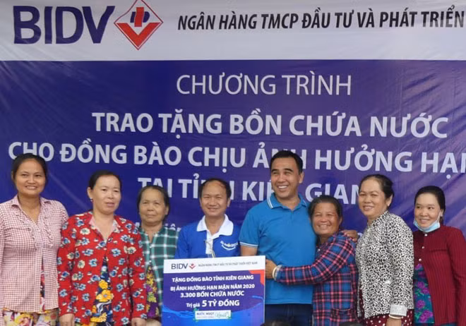 Người dân tại Kiên Giang vui mừng nhận bồn chứa nước từ BIDV.