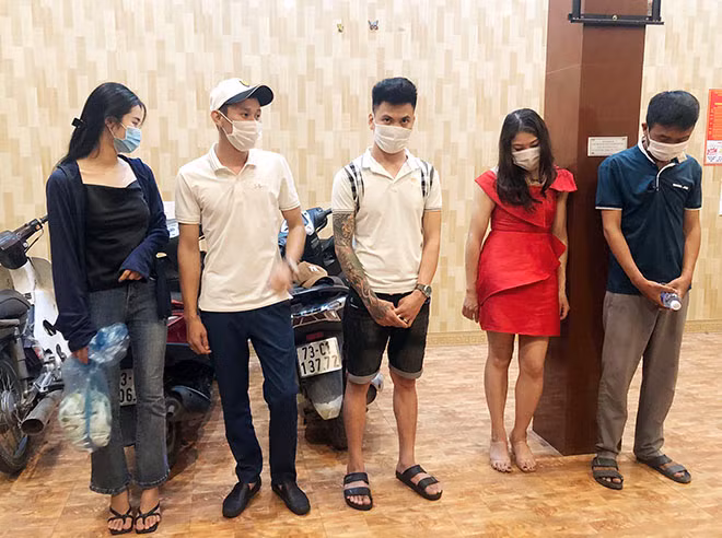 Các đối tượng tại các phòng nghỉ lực lượng Công an phát hiện tạm giữ.
