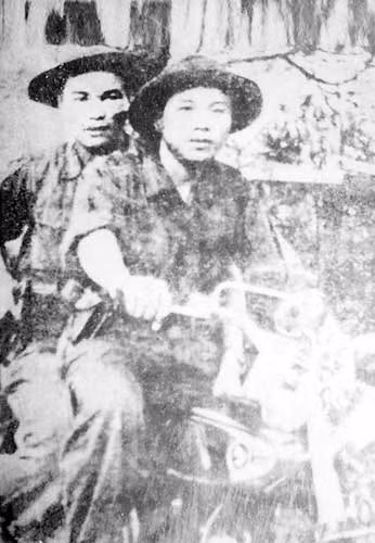 Anh hùng Nguyễn Xuân Giang (ngồi sau) năm 1968.