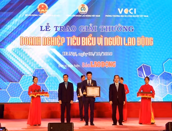 Ông Nguyễn Văn Bình - Ủy viên Bộ Chính trị, Bí thư Trung ương Đảng, Trưởng ban Kinh tế Trung ương (bên phải) và ông Nguyễn Đình Khang - Uỷ viên Trung ương Đảng, Chủ tịch Tổng Liên đoàn Lao động Việt Nam (bên trái) trao tặng Bằng khen “Doanh nghiệp tiêu biểu vì người lao động” của Thủ tướng Chính phủ cho đại diện Vietcombank, ông Phạm Mạnh Thắng – Phó Tổng Giám đốc