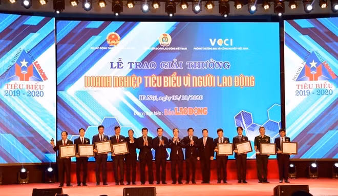 Các đại biểu cấp cao chụp ảnh kỷ niệm cùng các doanh nghiệp khác được Thủ tướng Chính phủ tặng Bằng khen (trong ảnh: Phó Tổng Giám đốc Vietcombank Phạm Mạnh Thắng (thứ 3 từ trái sang))