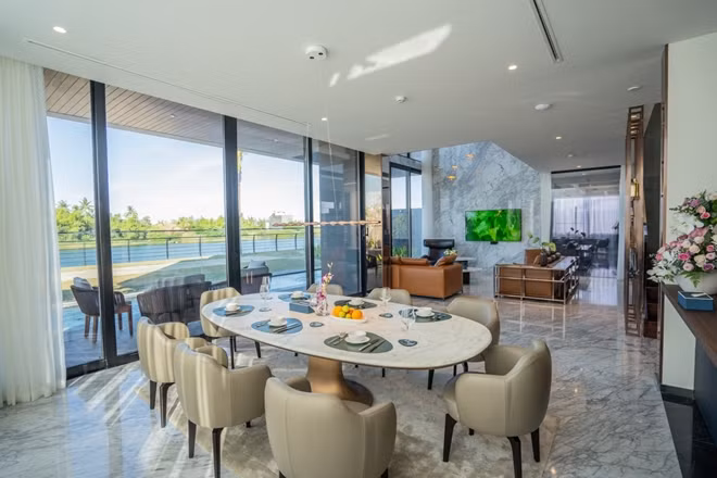 Mặt dựng (façade) của villa gần như hoàn toàn được ốp kính hộp hai lớp Double phủ LowE đến từ hãng YKK. Kính hộp hai lớp mang đến khả năng cách âm, cách nhiệt hiệu quả cho căn nhà. Lớp phủ LowE (Low Energy) giúp phản chiếu tia UV, đảm bảo sức khỏe người dùng.