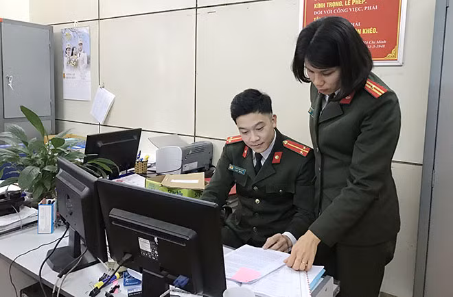 Văn phòng Đảng ủy Công an tỉnh Bắc Kạn nghiên cứu các văn bản chuẩn bị Đại hội Đảng các cấp nhiệm kỳ 2020-2025.