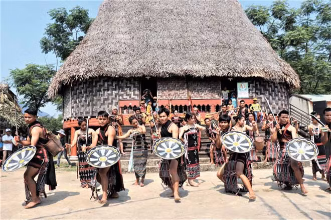 Các chàng trai, cô gái Cơ tu Hòa Bắc hát múa mừng lễ hội.