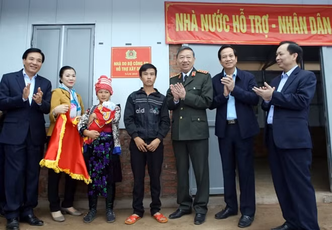 Đại tướng Tô Lâm, Ủy viên Bộ Chính trị, Bộ trưởng Bộ Công an cùng lãnh đạo Ngân hàng Nhà nước Việt Nam; Bộ LĐTB&XH; Tỉnh ủy Điện Biên trao tặng nhà cho hộ nghèo ở huyện Mường Nhé.