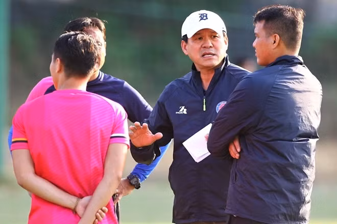 HLV Vũ Tiến Thành lại chê V.League. Ảnh: QT