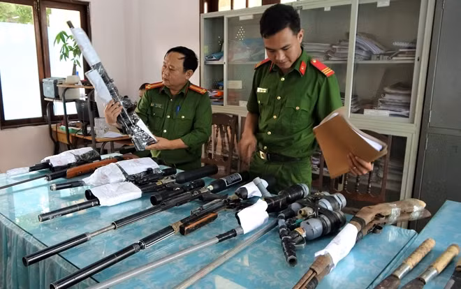 Công an huyện Lâm Hà thu giữ các loại vũ khí, hung khí nguy hiểm.