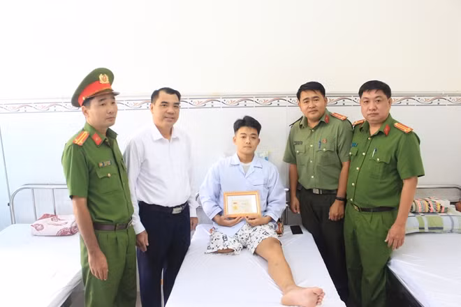Đồng chí Nguyễn Cao Cường, Bí thư Tỉnh đoàn (mặc áo trắng) trao tặng danh hiệu Thanh niên tiên tiến làm theo lời bác cho đồng chí Phan Đức Mạnh.