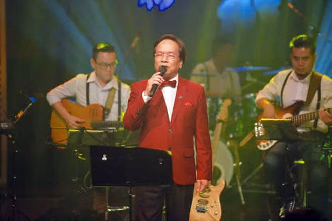 Nghệ sĩ Ưu tú Thanh Vinh biểu diễn trong một chương trình truyền hình trực tiếp gần đây.