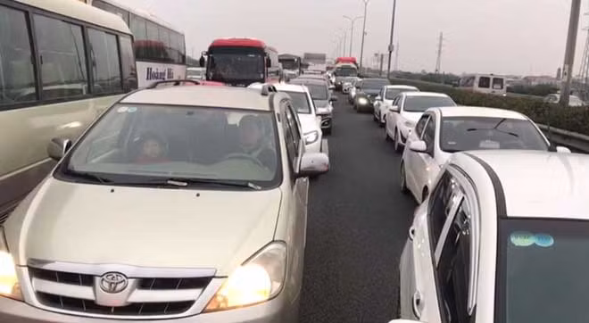 Cao tốc Ninh Bình – Pháp Vân ùn tắc nghiêm trọng. Cao tốc Ninh Bình – Pháp Vân ùn tắc nghiêm trọng.