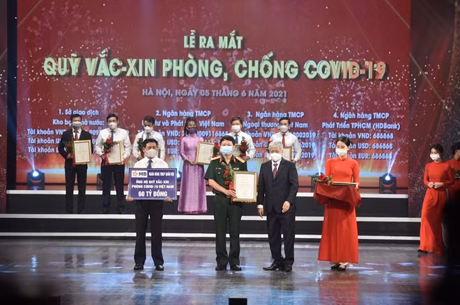 Ông Trần Minh Đạt – Phó tổng Giám đốc MB trao tặng số tiền 60 tỷ cho Quỹ Vaccine phòng, chống COVID-19.