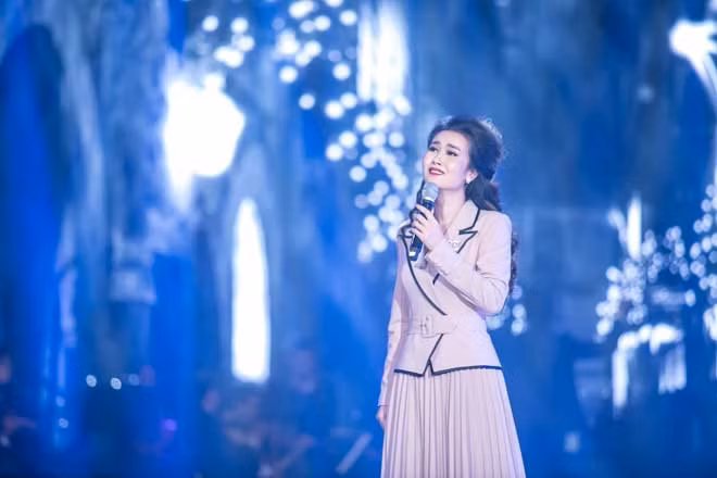 Liveshow của ca sĩ Võ Hạ Trâm phải thuê trung tâm hội nghị làm nơi biểu diễn. Liveshow của ca sĩ Võ Hạ Trâm phải thuê trung tâm hội nghị làm nơi biểu diễn.