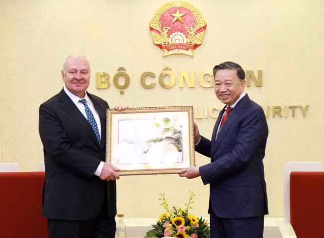 Bộ trưởng Tô Lâm tặng quà lưu niệm Đại sứ Kostantin Vasilievich Vnukov. Bộ trưởng Tô Lâm tặng quà lưu niệm Đại sứ Kostantin Vasilievich Vnukov.