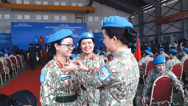 Giúp đồng đội chỉnh sửa lại trang phục trước giờ xuất phát.